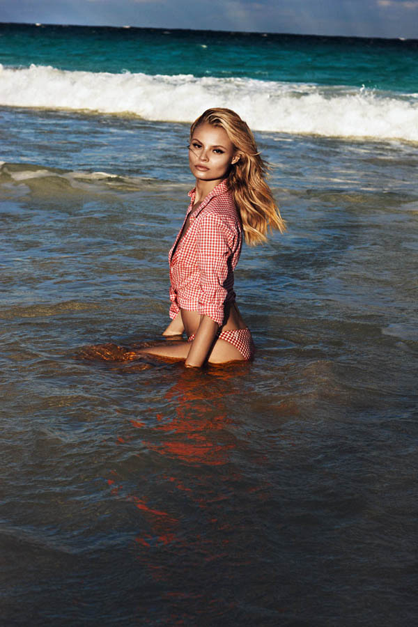 Магдалена Фраковяк на пляже для Vogue Paris