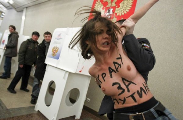 Акция Femen на выборах президента РФ 