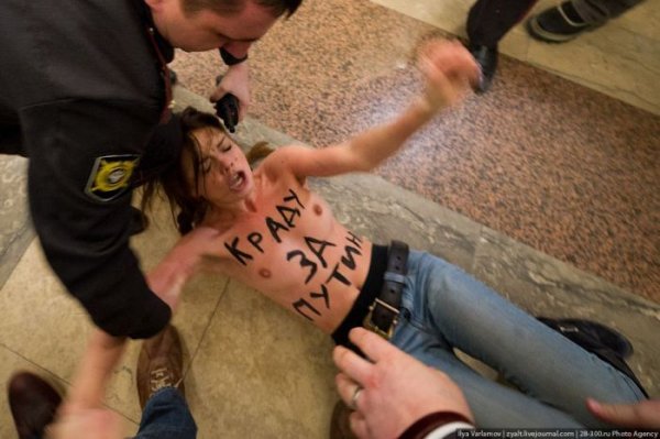 Акция Femen на выборах президента РФ 