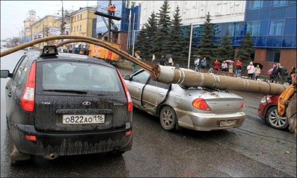 Падение столба в Казани
