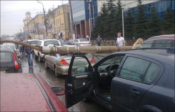 Падение столба в Казани
