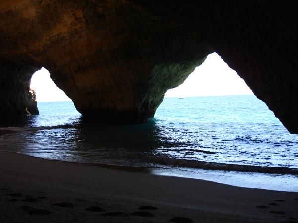 Пляж в пещере