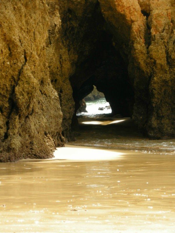Пляж в пещере