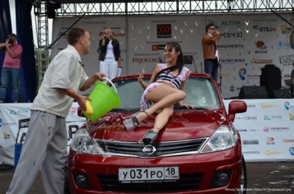 Мойка авто в бикини и конкурс "мокрых маечек"