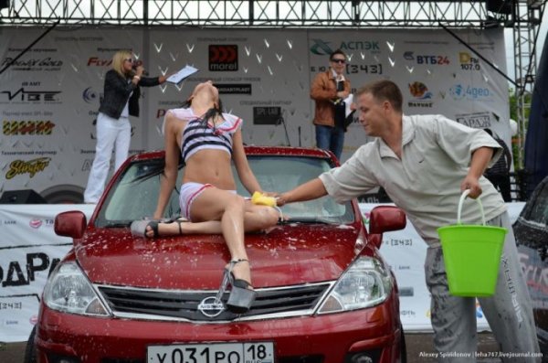 Мойка авто в бикини и конкурс "мокрых маечек"