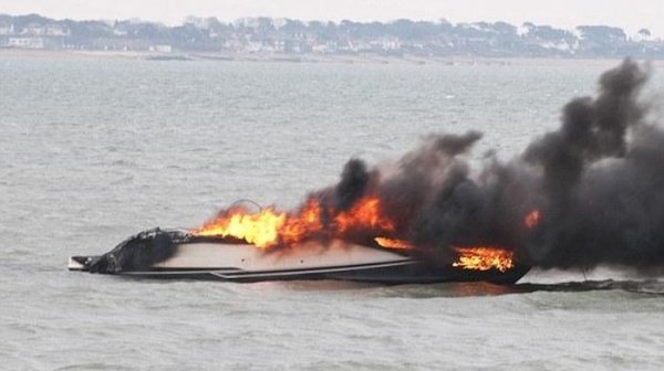 Дорогостоящая яхта сгорела дотла при первом спуске на воду