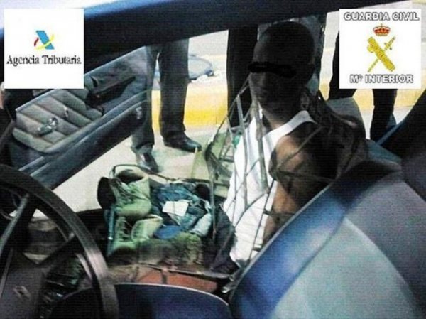 Человек-кресло был задержан на границе Испании