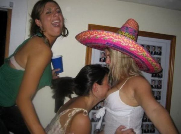 Пьяные девушки пытаются укусить друг друга за грудь