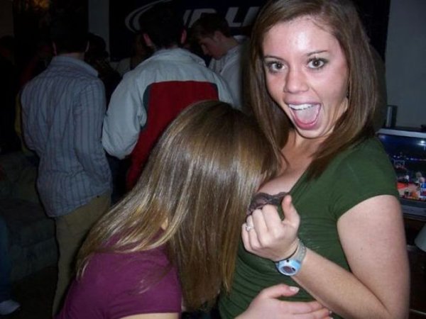 Пьяные девушки пытаются укусить друг друга за грудь