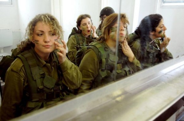 Симпатичные девушки в военной форме разных стран мира