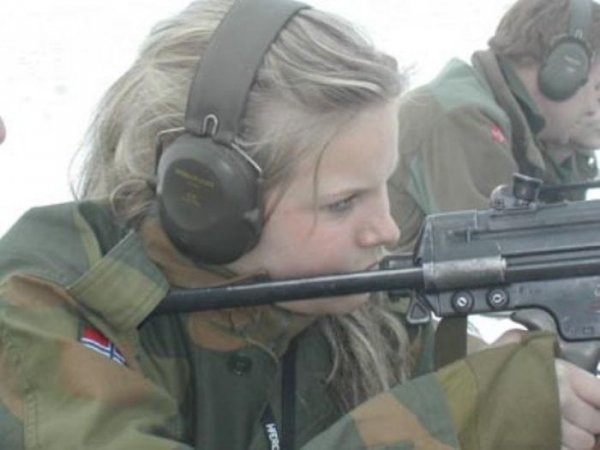 Симпатичные девушки в военной форме разных стран мира