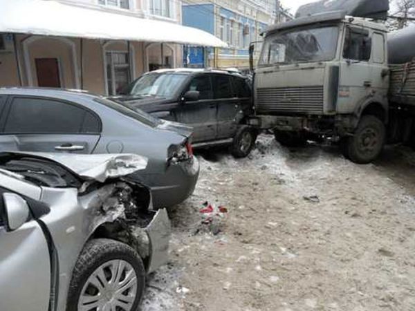 Тяжелый грузовик снес 19 припаркованных автомобилей в Нижнем Новгороде