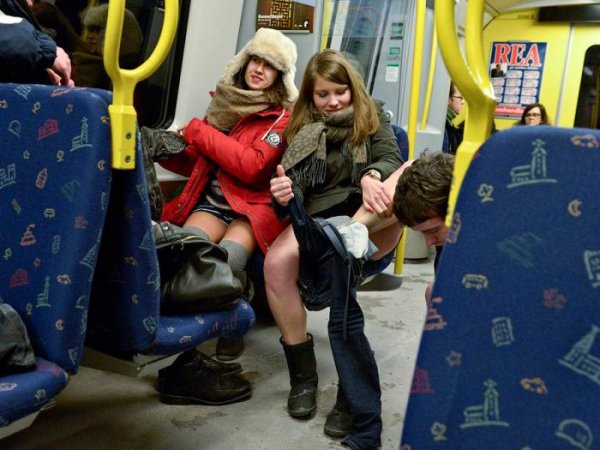 Поездка на метро в нижнем белье