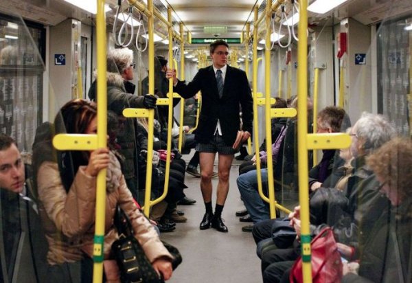 Поездка на метро в нижнем белье