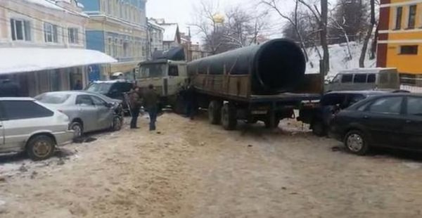 Тяжелый грузовик снес 19 припаркованных автомобилей в Нижнем Новгороде