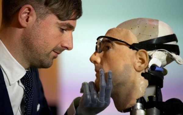 Первый в мире бионический человек-робот 