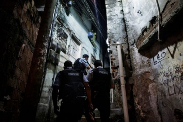 Решение проблемы с насилием и наркотиками в трущобах Рио-де-Жанейро