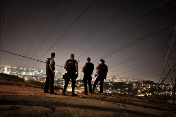 Решение проблемы с насилием и наркотиками в трущобах Рио-де-Жанейро