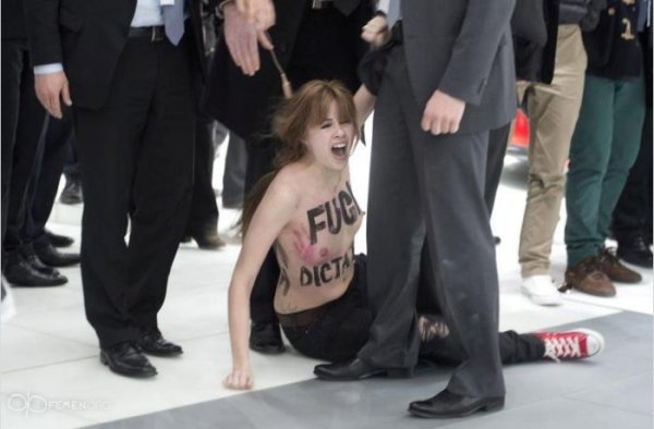 Акция протеста девушек из Femen в Ганновере