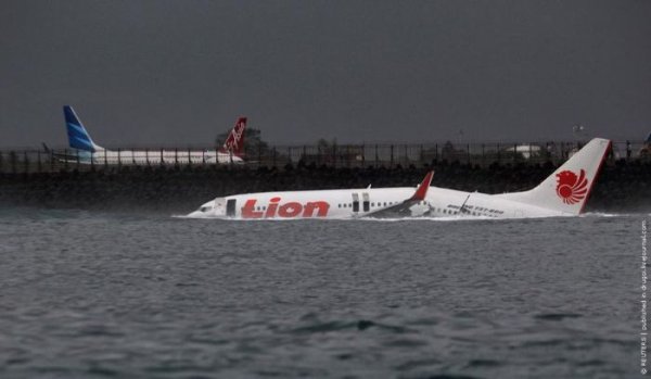 Авиакатастрофа на Бали: самолет упал в море