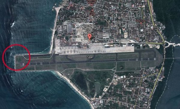 Авиакатастрофа на Бали: самолет упал в море