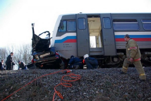 Поезд vs Lada Kalina - двое раненых и двое погибших
