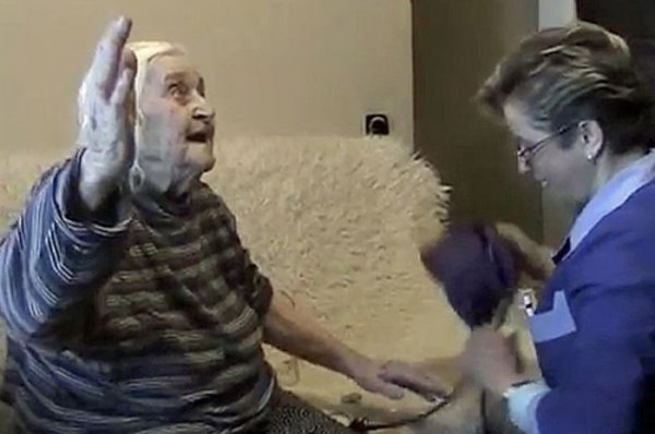 97-летняя старушка выпала из окна и спаслась благодаря кондиционеру
