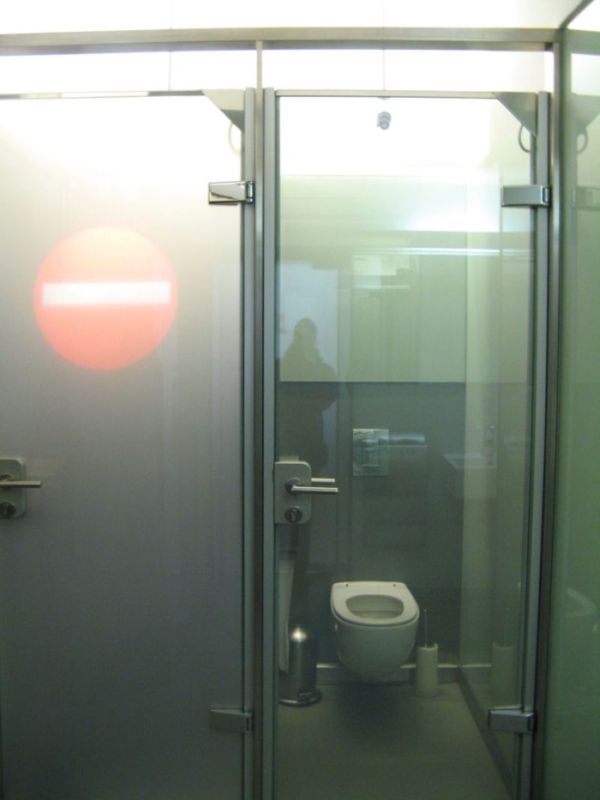 Прозрачная дверь в туалет