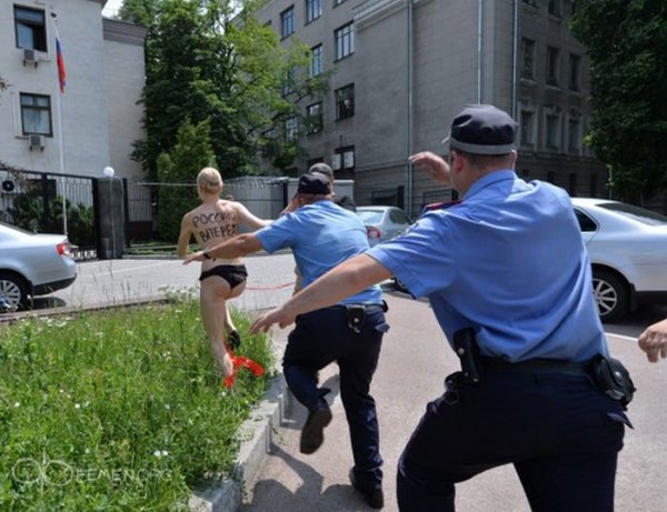 Реакция FEMEN на новость о разводе Владимира Путина