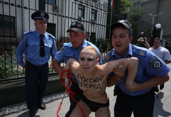 Реакция FEMEN на новость о разводе Владимира Путина