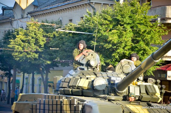 По центру Минска прошла военная техника — идет подготовка к параду