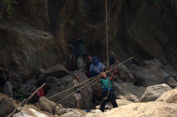 Опасная работа в Непале