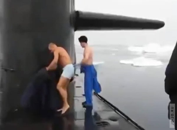Экипаж подводной лодки России решил искупаться