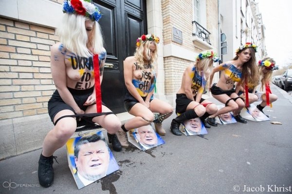 Femen помочились на портрет президента Украины