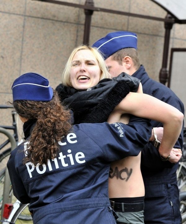 Как FEMEN на Путина нападали