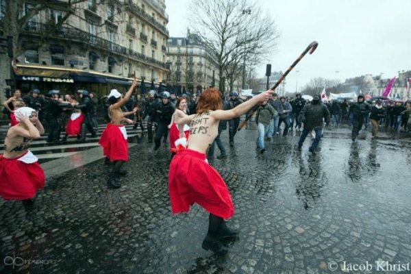 Акция FEMEN против однополых браков