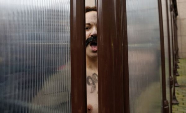 Как FEMEN на Путина нападали