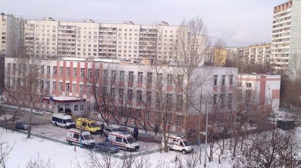 Ученик 11-го класса захватил заложников в московской школе
