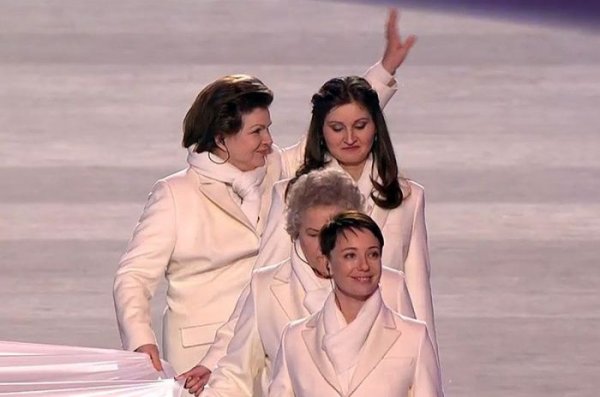 Кто выносил олимпийский флаг на открытии Олимпиады в Сочи
