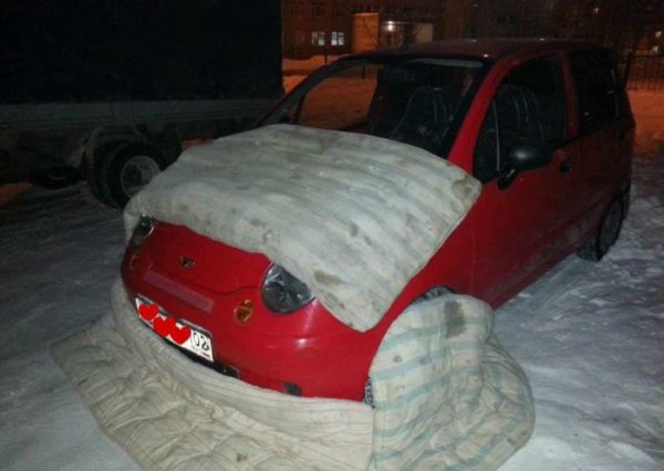 Как девушка заботится о своем автомобиле в мороз