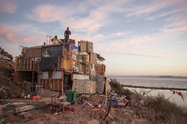 Бездомный экс-боксер соорудил себе "дом" на свалке