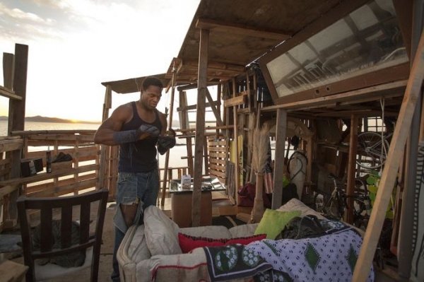 Бездомный экс-боксер соорудил себе "дом" на свалке