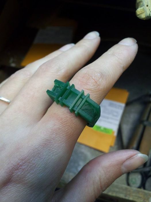 Девушка изготовила обручальные кольца своими руками