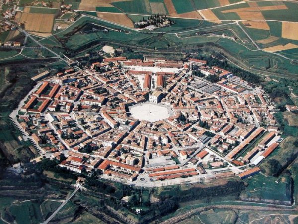 Необычный симметричный город-крепость в Италии