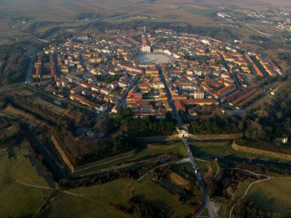 Необычный симметричный город-крепость в Италии