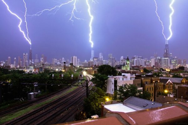 Синхронный удар молний во время шторма в Чикаго