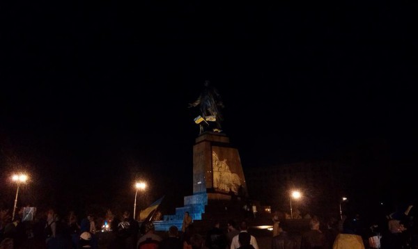 Снос памятника Ленину на площади Свободы в Харькове
