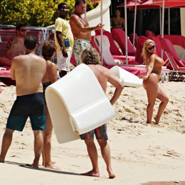 "Коко" Остин в откровенном бикини на пляже