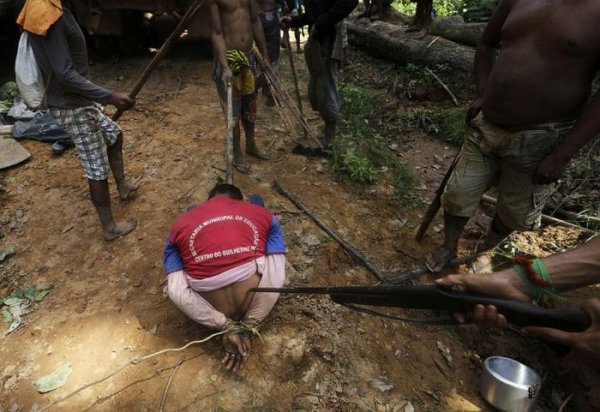 Коренные жители Амазонки борются с лесорубами