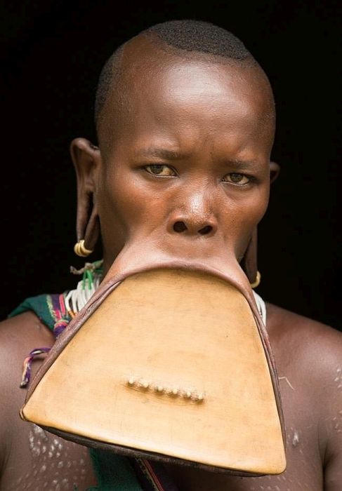 В Эфиопии найдена девушка с самым большим в мире диском в губе